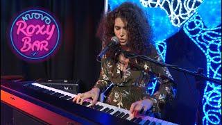 IRENE RUGIERO, splendida cantautrice e pianista, canta Baci al gusto cioccolato e L'amore in città