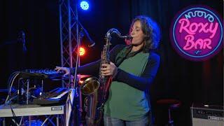 SABRINA DE MITRI one woman band con sax e loop station. Busker del mondo, da Bristol all'Australia